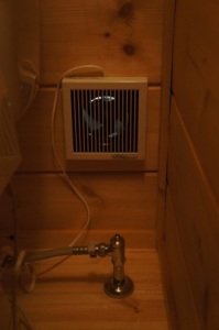 ６畳ログ増設部への換気扇の取付け、、、